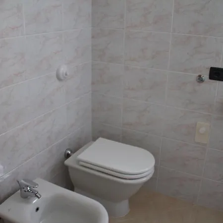 Casa Cecilia, 2 Bedrooms, 1 Bathroom, Lake View, Pool * Gardone Riviera